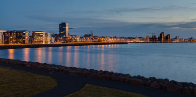 1280px-Vista_de_Reikiavik_desde_el_Paseo_de_la_Bahía,_Distrito_de_la_Capital,_Islandia,_2014-08-13,_DD_162-164_HDR.JPG