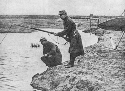 Frantsuzskie-soldaty-rybachat-na-vintovku-Lebel-M1886-1915-god.-550x400.jpg
