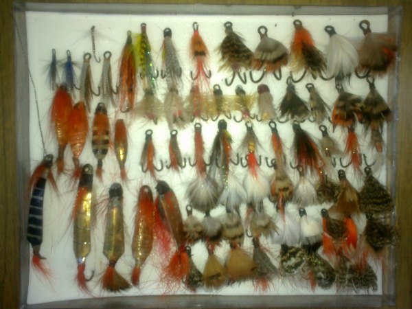 1. Мухи связаны на двойниках, для торпедки, на хариуса и кумжу. Слева бактейлы на лососевых, рабочие.jpg
